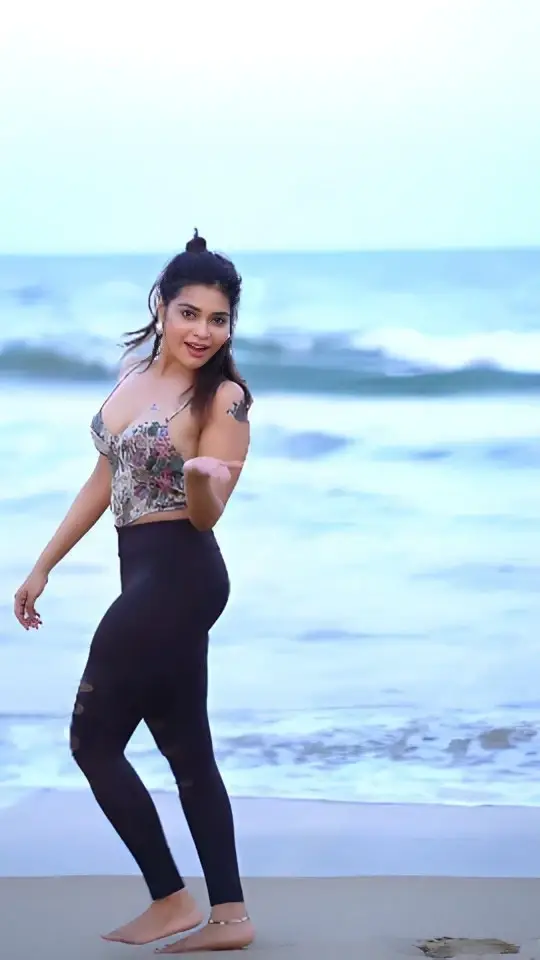 BEAUTIFUL INDIAN GIRL DAKSHA NAGARKAR IMAGES IN BLACK TOP JEANS 4